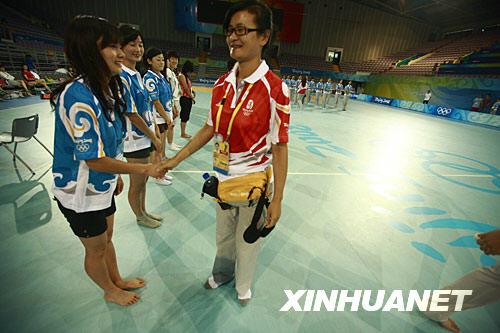  7月30日，工作人員在北京奧體中心體育館模擬頒獎儀式。
