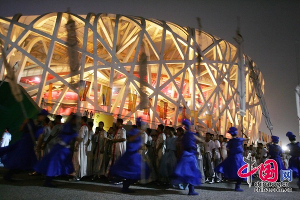 2008年7月30日，第29届夏季奥运会开幕式在北京国家体育场“鸟巢”进行封闭式彩排，参演人员在场外排队入场。