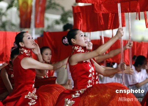 7月30日，北京奥运会开幕式在“鸟巢”进行彩排，穿着华丽的女引导员在场外静候入场。