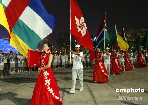 7月30日，北京奥运会开幕式在“鸟巢”进行彩排，穿着华丽服饰的引导员和旗手准备入场。