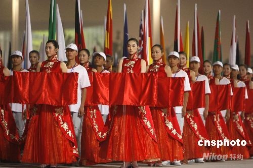 7月30日，北京奥运会开幕式在“鸟巢”进行彩排，准备入场的运动队引导员华服亮丽。