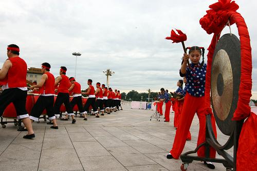 8月1日,山西絳州鼓樂團在北京天安門廣場表演《黃河船伕》