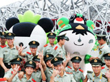8月1日，战士们在“鸟巢”前与“福娃”合影留念