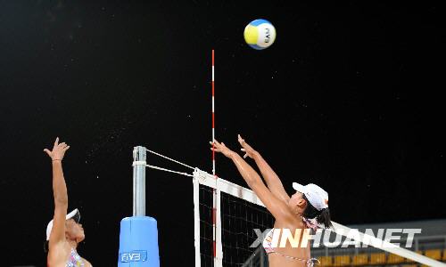 7月31日，中國沙灘排球隊隊員薛晨（右）在訓練中攔網。 新華社記者 沙達提 攝