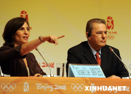 8月2日，國際奧會主席羅格在北京奧運會主新聞中心出席新聞發佈會，接受中外記者採訪。
