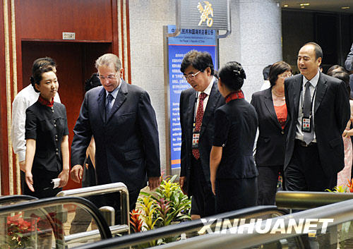 7月31日，國際奧會主席羅格抵達北京，北京市市長、北京奧組委執行主席郭金龍等前往機場迎接。新華社記者李紫恒攝