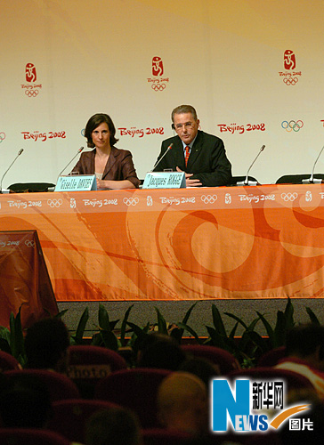 8月2日，國際奧會主席羅格在北京奧運主新聞中心會見中外記者，並就有關問題回答記者們的提問。