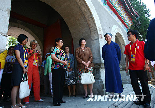 8月2日，國際奧會主席羅格的夫人安妮·羅格女士（右三）等外賓興致勃勃地來到北京千年道觀白雲觀參觀，了解中國道教文化。