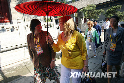 8月2日，國際奧會主席羅格的夫人安妮·羅格女士（左一）等外賓興致勃勃地來到北京千年道觀白雲觀參觀，了解中國道教文化。