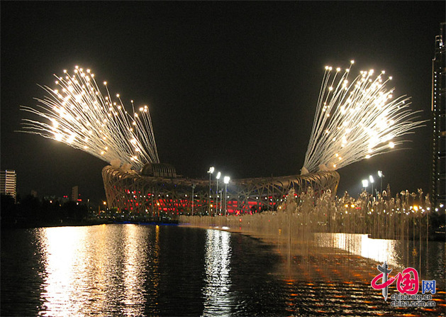 2008年8月2日晚，北京奧運會開幕式第二次綵排于在國家體育場“鳥巢”內進行，數次燃放了絢麗的焰火。(中國網 張學勝/攝影)