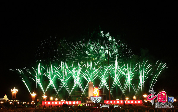2008年8月2日晚，北京天安門廣場前，焰火交織出一座燦爛的“鳥巢”圖案。