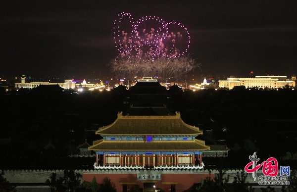 2008年8月2日晚，北京奧運會開幕式再次綵排，天安門上空首次出現焰火打出的五環標誌煙花。