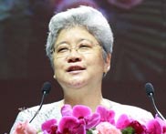 知名翻译专家唐闻生担任首场大会主旨发言的主持人
