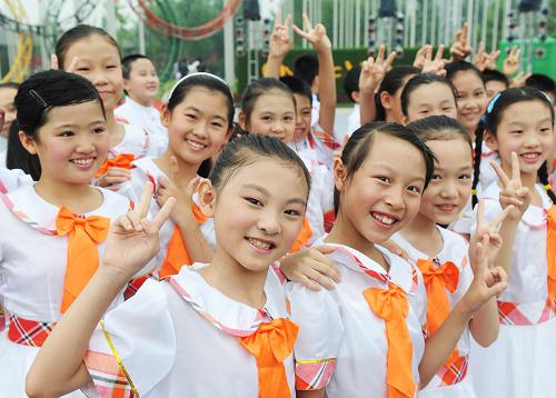 8月4日，北京市中关村三小“同心结”合唱团的学生在北京奥运村升旗广场合影。