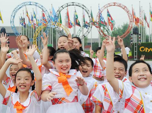  8月4日，北京市中关村三小的学生在北京奥运村升旗广场尽情享受奥运带来的快乐。