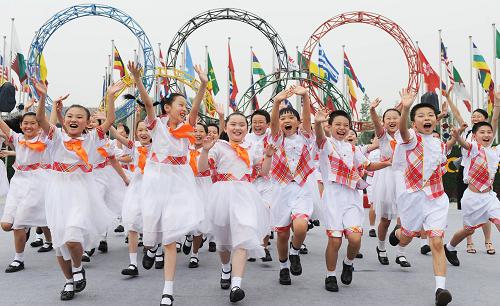  8月4日，北京市中关村三小的学生在北京奥运村升旗广场尽情享受奥运带来的快乐。