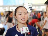 8月4日，中国香港乒乓球选手帖雅娜（左）在机场接受采访，她表示在奥运会上的目标是争夺奖牌。
