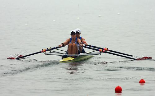  8月4日，兩名將參加北京奧運會賽艇比賽的美國選手在順義奧林匹克水上公園訓練。