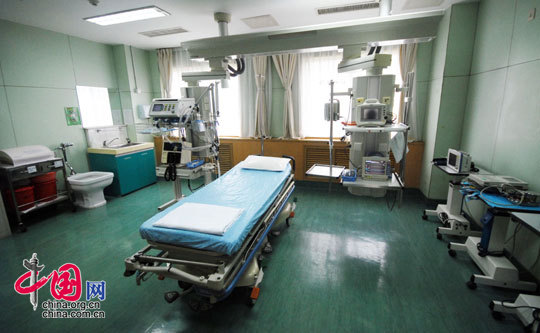 急诊医疗室里拥有各种先进的抢救和诊断设备。 魏尧/摄影