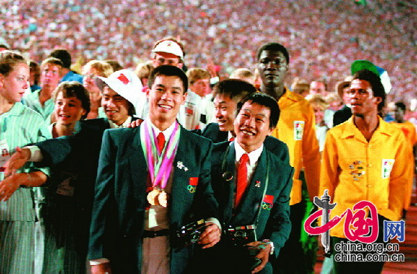 胸前挂著多枚獎牌的中國體操運動員李寧和隊友們一起參加第23屆奧運會閉幕式。他在該屆奧運會上獲得3金2銀1銅，成為中國在一屆奧運會上獲獎牌最多的運動員。 攝影 官天一/新華社