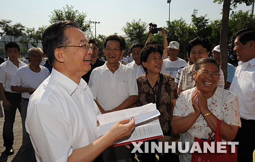 8月3日，中共中央政治局常委、國務院總理溫家寶來到北京市，深入場館、社區和能源企業考察奧運保障等工作。 這是溫家寶在豐台區大井社區與居民交談。 新華社記者黃敬文攝 