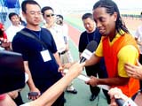 小罗、邓加沈阳获赠中国书法