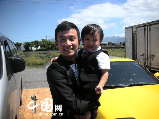 演员文章提前感受父亲本色 陪儿子片场玩耍