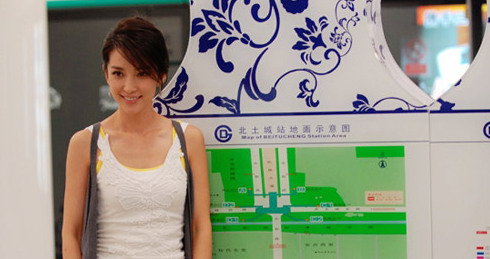明星刷卡坐公交