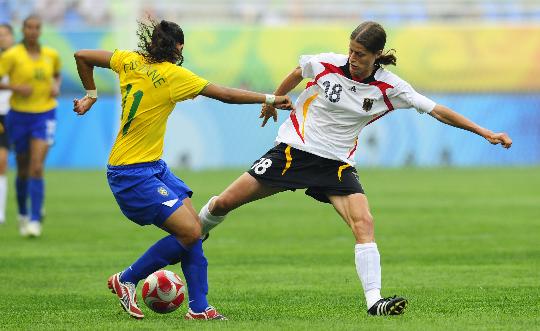 图文-[女足]德国队0-0巴西 格芬克斯与对手争抢