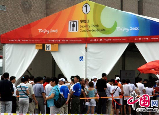 观看北京奥运会开幕式的观众将在地铁北土城站免费乘坐地铁奥运支线，前往——“鸟巢”国家体育场。进站前，必须先进行安全检查。