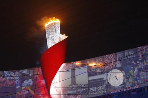 8月8日，第29届夏季奥林匹克运动会在国家体育场隆重开幕。这是李宁点燃主火炬。