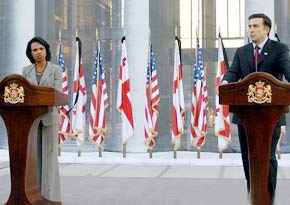 8月15日，格鲁吉亚总统萨卡什维利（右）在第比利斯与美国国务卿赖斯出席新闻发布会。
