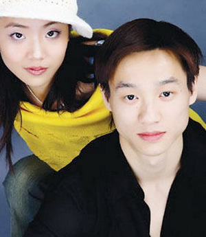 杨威女友杨云：期待浪漫婚礼 拍卖杨威运动鞋