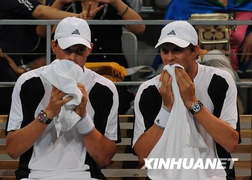 8月14日，布赖恩兄弟在奥运会网球男双比赛间隙休息调整。新华社记者邢广利摄