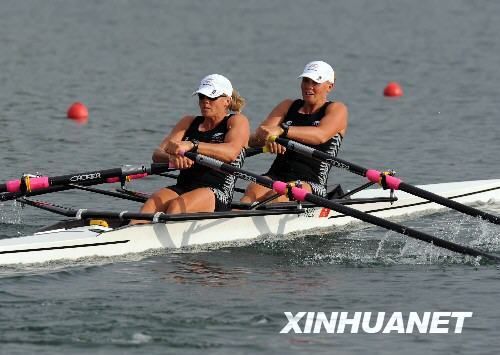 8月16日，新西兰选手乔治娜·埃弗斯-斯温德尔/卡罗琳·埃弗斯-斯温德尔在顺义奥林匹克水上公园进行的北京奥运会赛艇女子双人双桨决赛中夺得冠军。新华社记者王雷摄