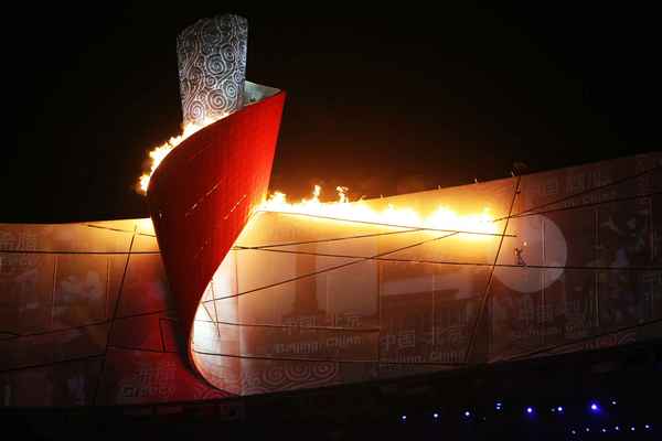2008年8月8日23点58分，国家体育场--鸟巢，第29就北京奥林匹克运动会开幕式，李宁点燃奥运主火炬。