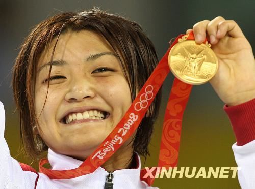 8月17日，冠军日本选手伊调馨在领奖台上展示金牌。