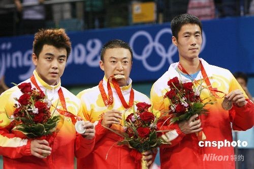8月23日晚，中国选手马琳、王皓、王励勤分获北京奥运会乒乓球男子单打金、银、铜牌。