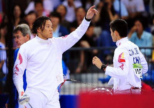 8月21日，中国选手钱震华（左）在北京奥运会现代五项男子击剑比赛中获得1024分，以2228分的总成绩暂列第一名。 