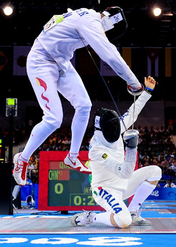 8月21日，中国选手钱震华（左）在北京奥运会现代五项男子击剑比赛中获得1024分，以2228分的总成绩暂列第一名。 