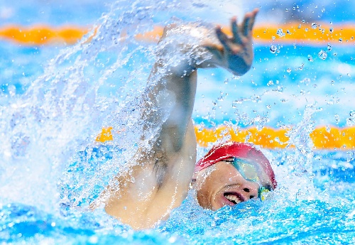 8月21日，中国选手曹忠嵘在男子200米游泳比赛中。 当日，北京奥运会现代五项男子200米游泳比赛举行。俄罗斯选手安德烈·莫伊谢耶夫以3524分的总成绩暂列第一名。
