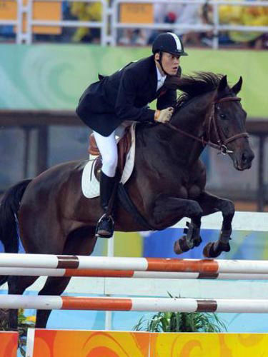 2008年8月21日，2008年北京奥运会现代五项男子组马术比赛，在奥体中心体育场结束。中国选手钱震华在前四项比赛中，积分位列第二名。
