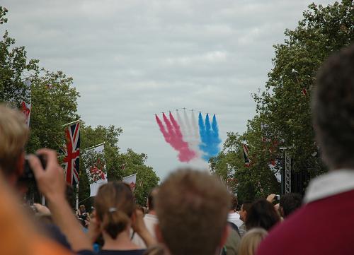 　 8月24日，在英国首都伦敦举行的庆祝奥林匹克会旗移交伦敦的活动上，人们观看“红箭”飞行表演队表演。当天，英国各地举行盛大活动，庆祝北京奥运会闭幕，奥林匹克会旗移交伦敦。 新华社记者陈文仙摄