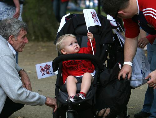 8月24日，在英國首都倫敦，一名小男孩手舉倫敦2012年奧運(yùn)會(huì)的標(biāo)志。當(dāng)天，英國各地舉行盛大活動(dòng)，慶祝北京奧運(yùn)會(huì)閉幕，奧林匹克會(huì)旗移交倫敦。 新華社記者謝秀棟攝