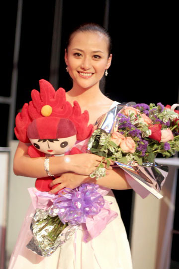 杨婷婷破纪录“火烧”人艺 FANS献花送奥运福娃