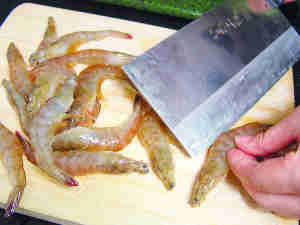 外酥里嫩香脆甜美：时尚小菜黄金麦片虾