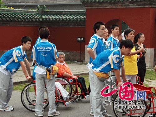 為殘疾朋友們服務的志願者們 中國網/任子鵬