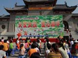 8月19日上午，太原市人口计生委在尖草坪区傅山故里举行了第五期太原市计划生育甜蜜工程“关爱女孩爱心助学”仪式。