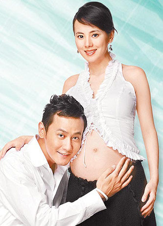 邱心志爱抚老婆王艺璇的大肚