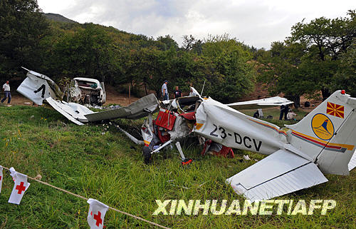 马其顿一架小型飞机坠毁4人遇难[组图]